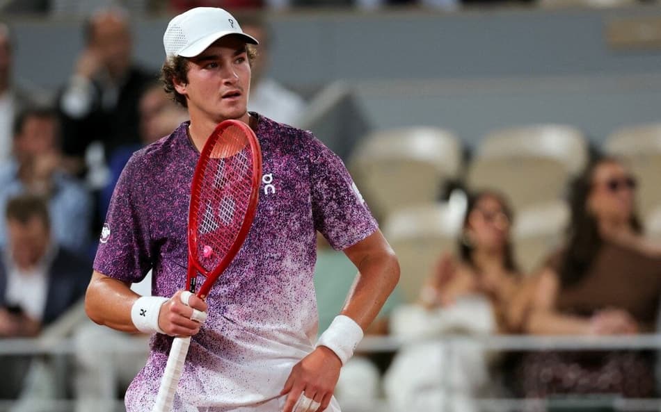 João Fonseca na derrota para o tcheco Jakub Mensik em Roland Garros (Foto: Thomas SAMSON / AFP)
