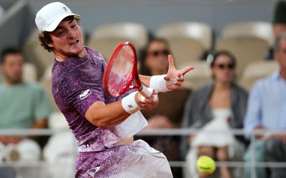 João Fonseca na derrota para o tcheco Jakub Mensik em Roland Garros (Foto: Thomas SAMSON / AFP)