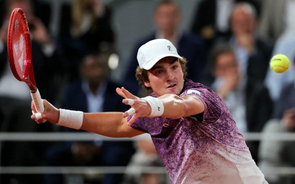 João Fonseca na derrota para o tcheco Jakub Mensik em Roland Garros (Foto: Thomas SAMSON / AFP)