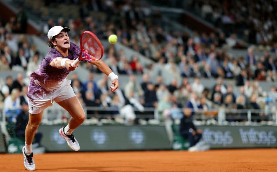 João Fonseca na partida contra Jakub Mensik em Roland Garros