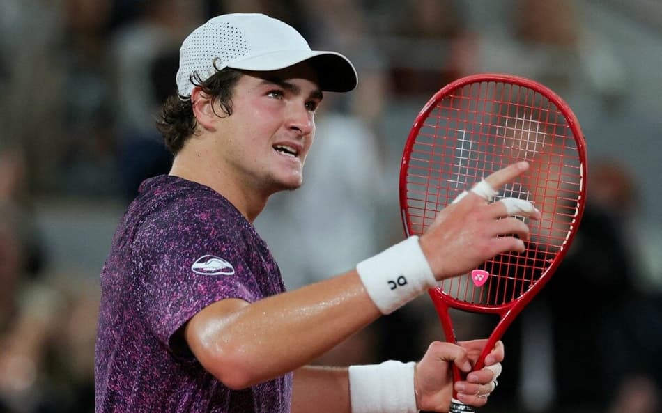 João Fonseca gesticula na derrota para o tcheco Jakub Mensik em Roland Garros (Foto: Thomas SAMSON / AFP)