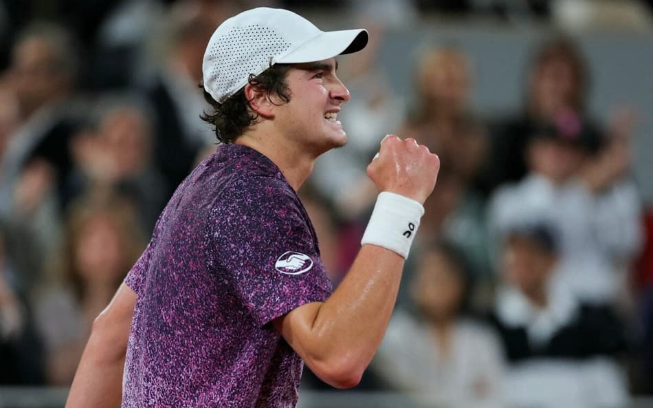 João Fonseca gesticula na derrota para o tcheco Jakub Mensik em Roland Garros (Foto: Thomas SAMSON / AFP)