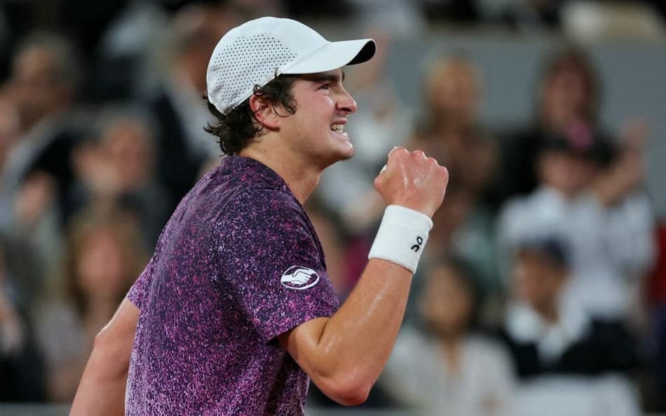 João Fonseca gesticula na derrota para o tcheco Jakub Mensik em Roland Garros (Foto: Thomas SAMSON / AFP)