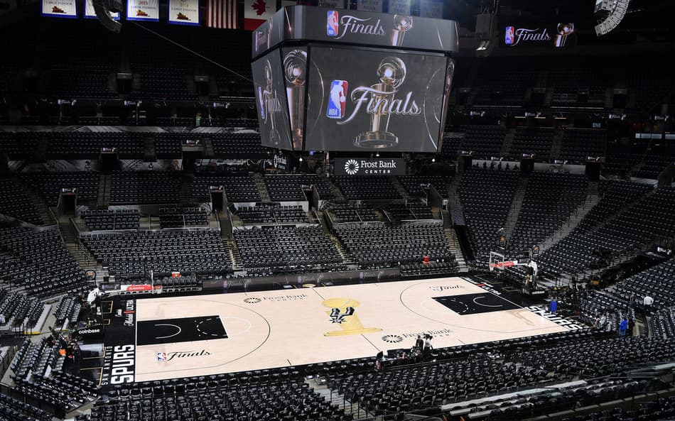 Frost Bank Center recebe o jogo 2 das finais da NBA 2025/26 (Foto: Foto por MICHAEL GONZALES / NBAE / GETTY IMAGES)