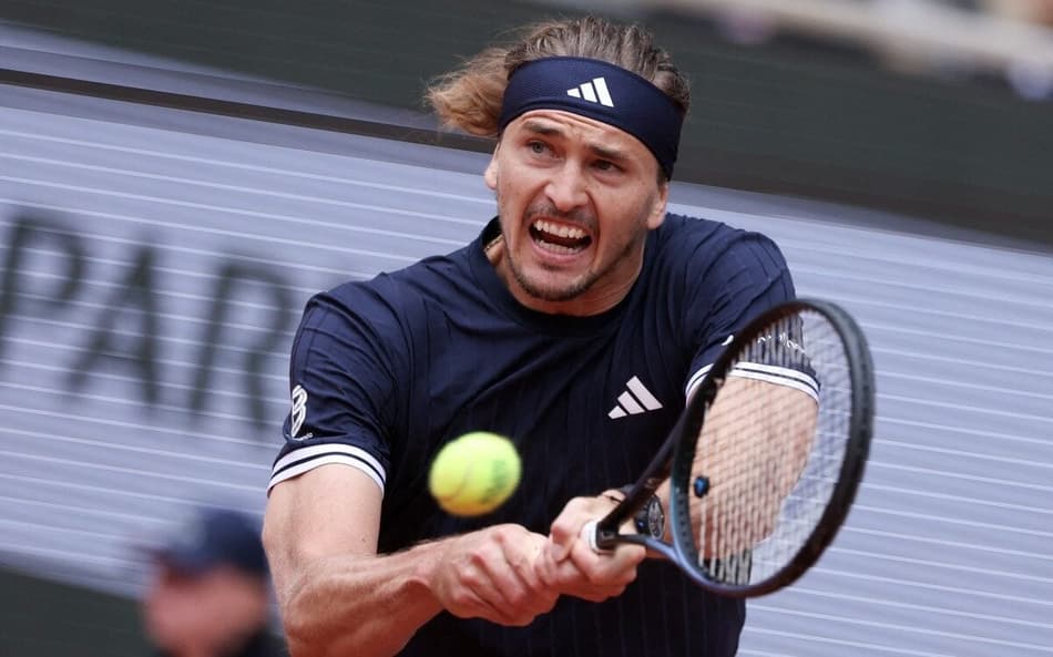 O alemão Alexander Zverev devolve de backhand na partida contra o tcheco Jakub Mensik em Roland Garros (Foto: ALAIN JOCARD / AFP)