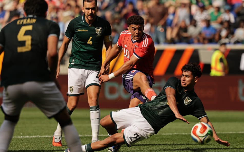 Atacante da Escócia finaliza em direção ao gol.
