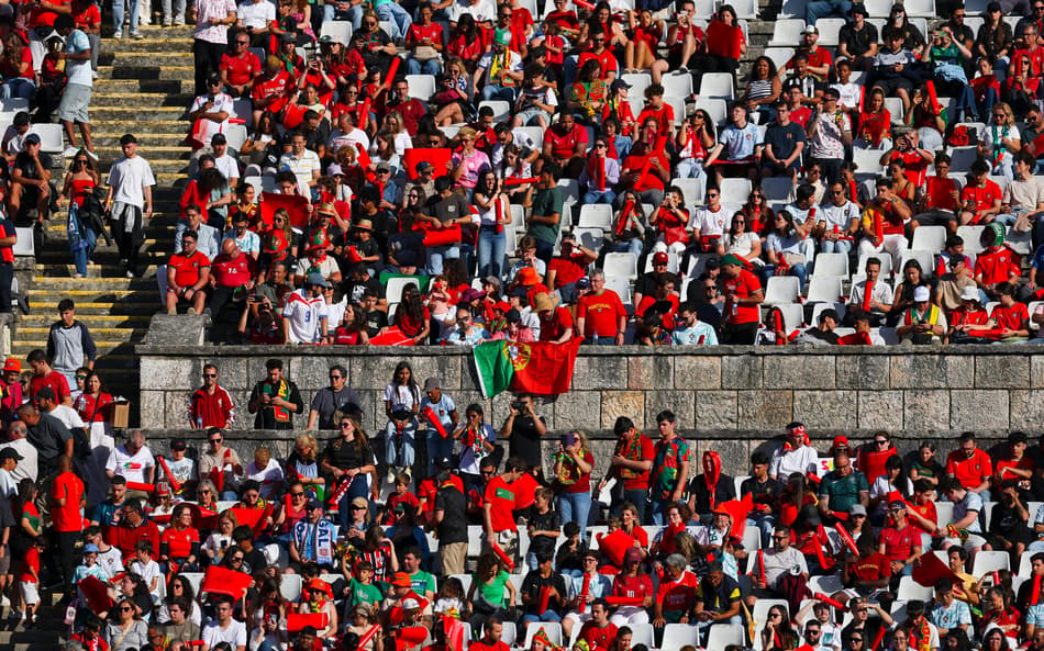 Torcida de Portugal durante amistoso diante do Chile, no Estádio Nacional do Jamor, em Oeiras. (Foto: Foto por PATRICIA DE MELO MOREIRA / AFP)