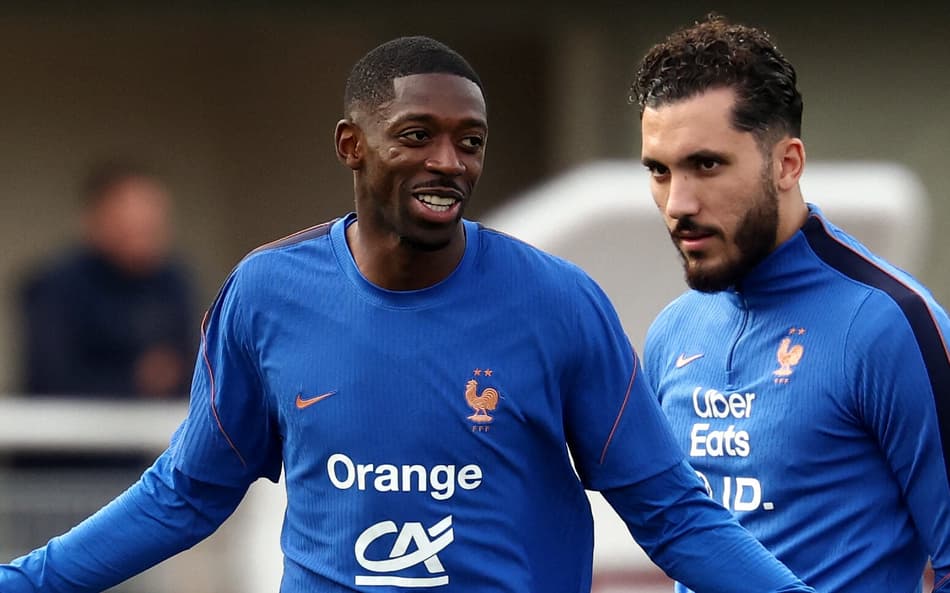Dembélé observado por Cherki durante treino da França (Foto: FRANCK FIFE / AFP)
