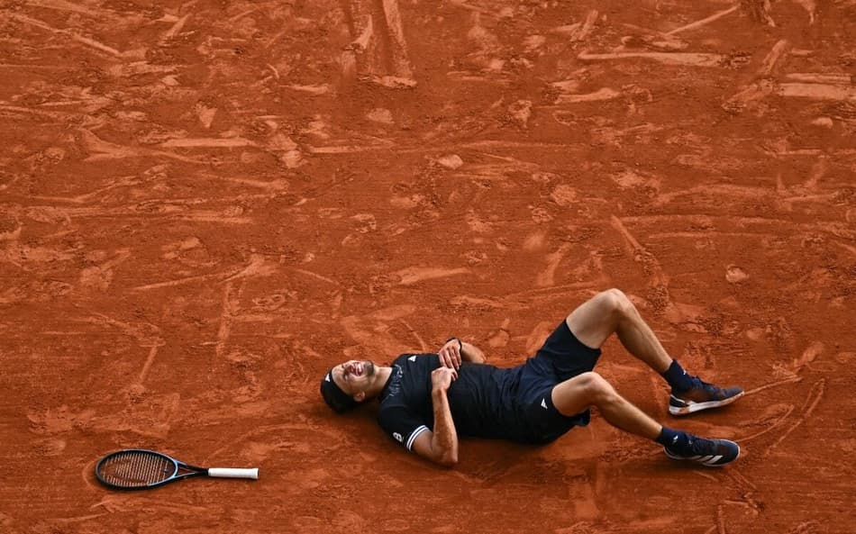 A emoção do alemão Alexander Zverev ao vence, em Roland Garros, o primeiro Grand Slam (Foto: JULIEN DE ROSA / AFP)