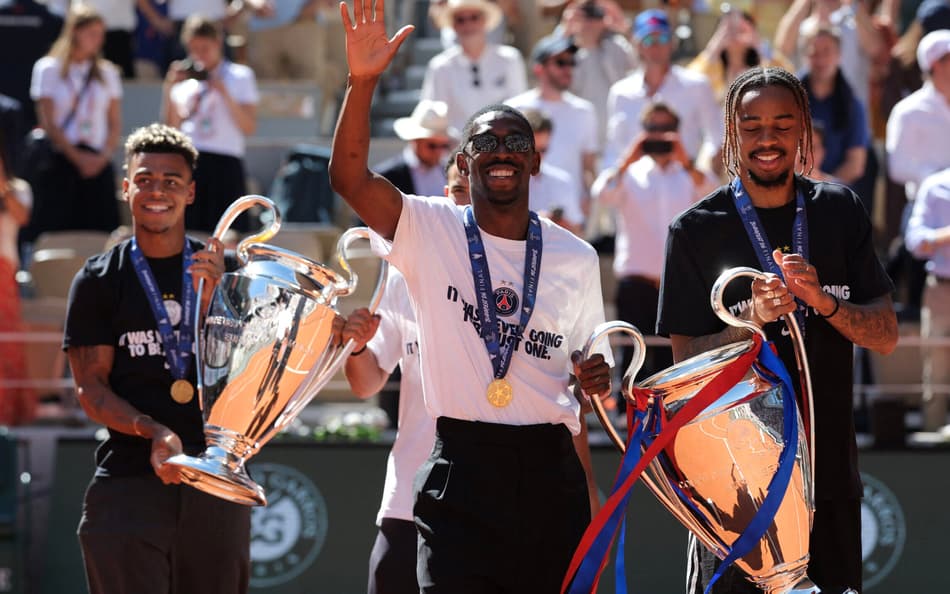 Doué, Dembélé e Barcola, da seleção da França, em Roland Garros (Foto: Thomas SAMSON / AFP)