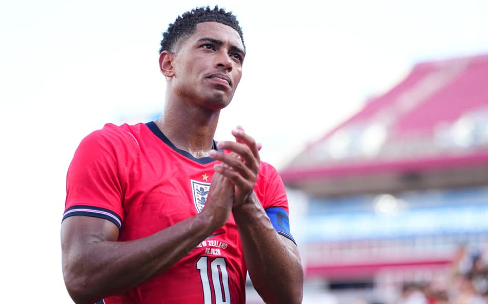 Jude Bellingham durante partida internacional da Seleção da Inglaterra contra a Nova Zelândia. (Foto: Rich Storry / Getty Images/ AFP)
