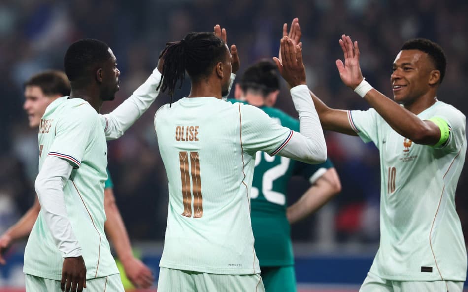 Olise comemora gol da França com Mbappé e Dembélé (Foto: FRANCK FIFE / AFP)