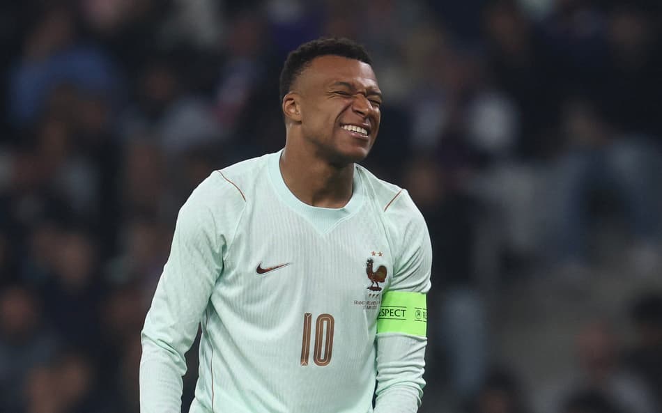 Técnico da França defende uso de Mbappé como centroavante (Foto: FRANCK FIFE / AFP)