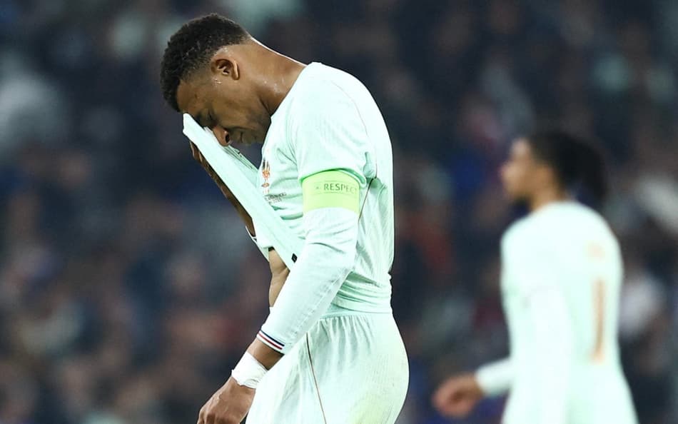 Mbappé, com Olise ao fundo, na partida da França (Foto: Sameer AL-DOUMY / AFP)