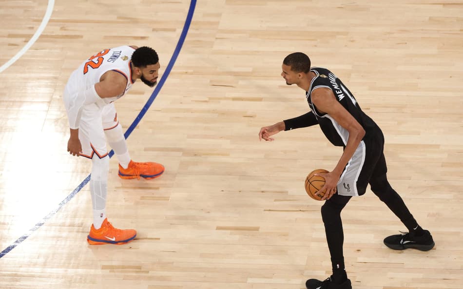 Victor Wembanyama, do San Antonio Spurs, busca o passe durante a partida contra o New York Knicks no Jogo 3 das Finais da NBA de 2026 no Madison Square Garden, em Nova York (Foto: Joe Murphy / NBAE via Getty Images / Afp)