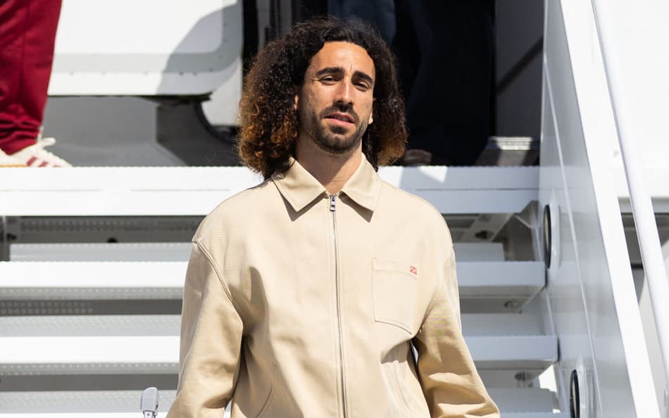 Cucurella chegando de viagem com a seleção da Espanha (Foto: Coral Scoles-Coburn / GETTY IMAGES NORTH AMERICA / Getty Images via AFP)