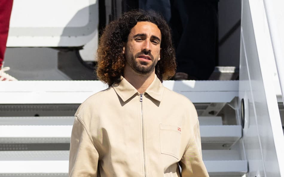 Cucurella chegando de viagem com a seleção da Espanha (Foto: Coral Scoles-Coburn / GETTY IMAGES NORTH AMERICA / Getty Images via AFP)