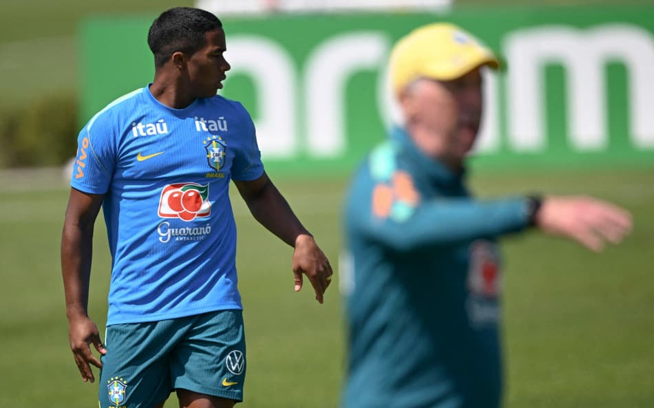 Endrick e Carlo Ancelotti durante treino da seleção brasileira durante preparação para a Copa do Mundo