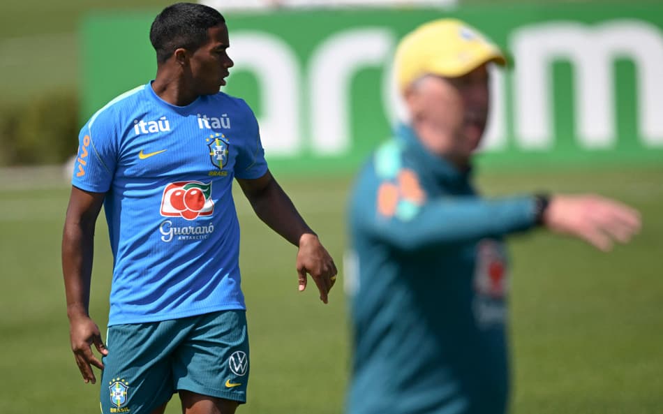 Endrick e Carlo Ancelotti durante treino da seleção brasileira durante preparação para a Copa do Mundo