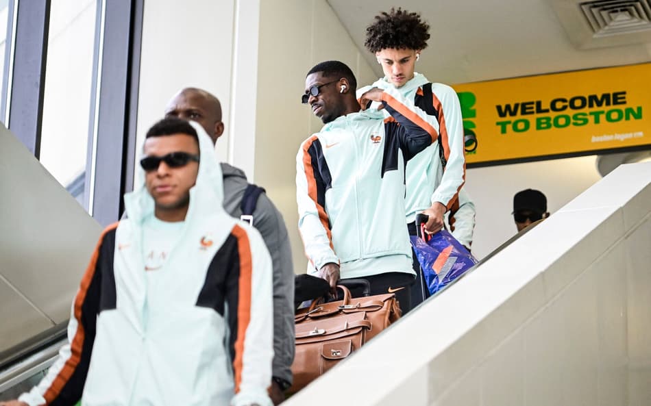 Seleção da França com Mbappé e Dembélé no aeroporto (Foto: Jaiden Tripi / GETTY IMAGES NORTH AMERICA / Getty Images via AFP)