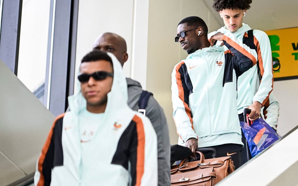 Seleção da França com Mbappé e Dembélé no aeroporto (Foto: Jaiden Tripi / GETTY IMAGES NORTH AMERICA / Getty Images via AFP)