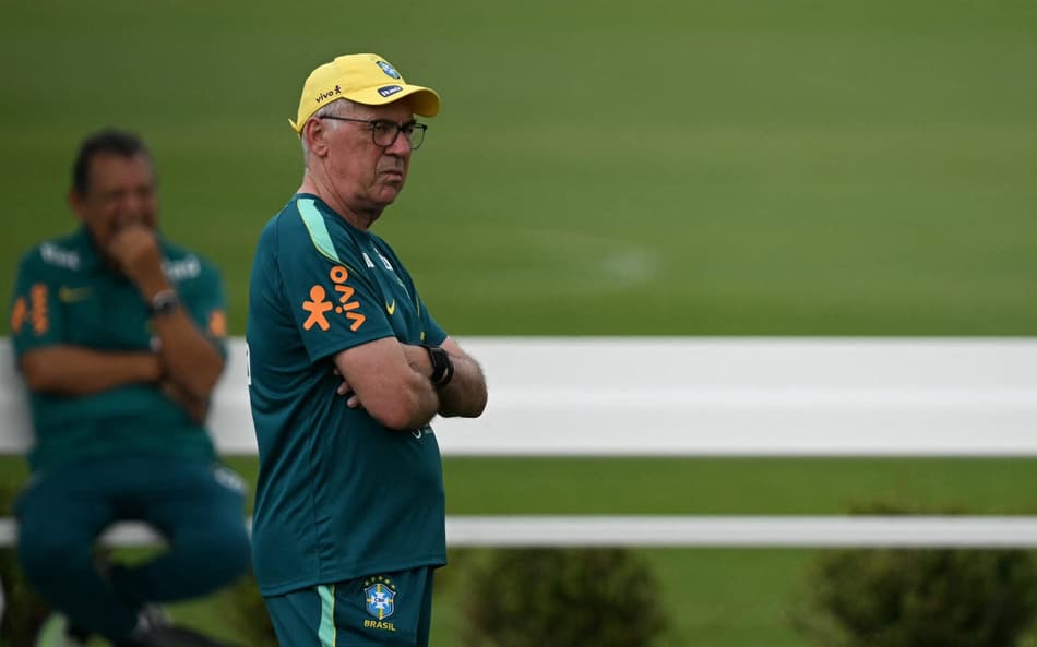 Ancelotti de braços cruzados no treino da Seleção