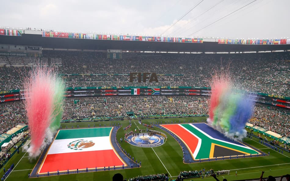 Bandeiras do México e da África do Sul durante a cerimônia de abertura da partida de futebol do Grupo A da Copa do Mundo de 2026 (Crédito: Rodrigo OROPEZA / AFP)