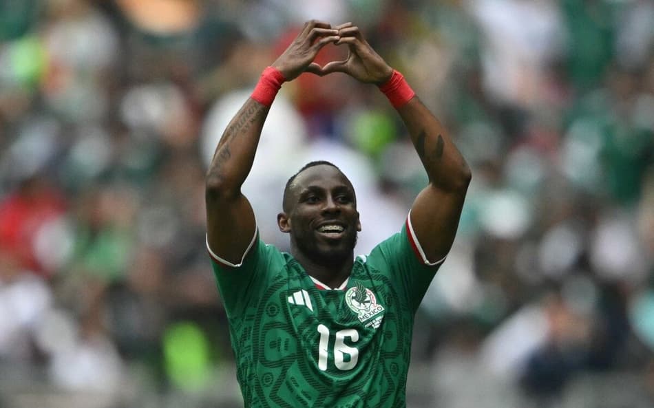 Mexicano Quiñones celebra o primeiro gol da Copa do Mundo (Foto: CARL DE SOUZA / AFP)