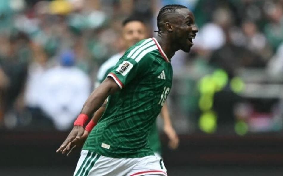 O mexicano 16 Julian Quiñones comemora o primeiro gol da Copa do Mundo de 2026. (Foto: CARL DE SOUZA / AFP)