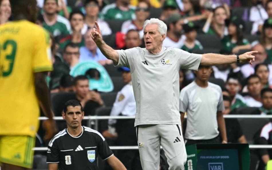 O belga Hugo Broos durante a derrota da África do Sul para o México na estreia da Copa do Mundo (Foto: Yuri CORTEZ / AFP)