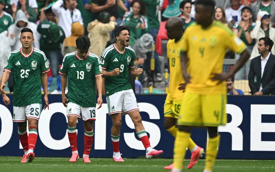 México comemora vitória por 2 a 0 sobre a África do Sul na abertura da Copa do Mundo (Foto: Yuri Cortez / AFP)