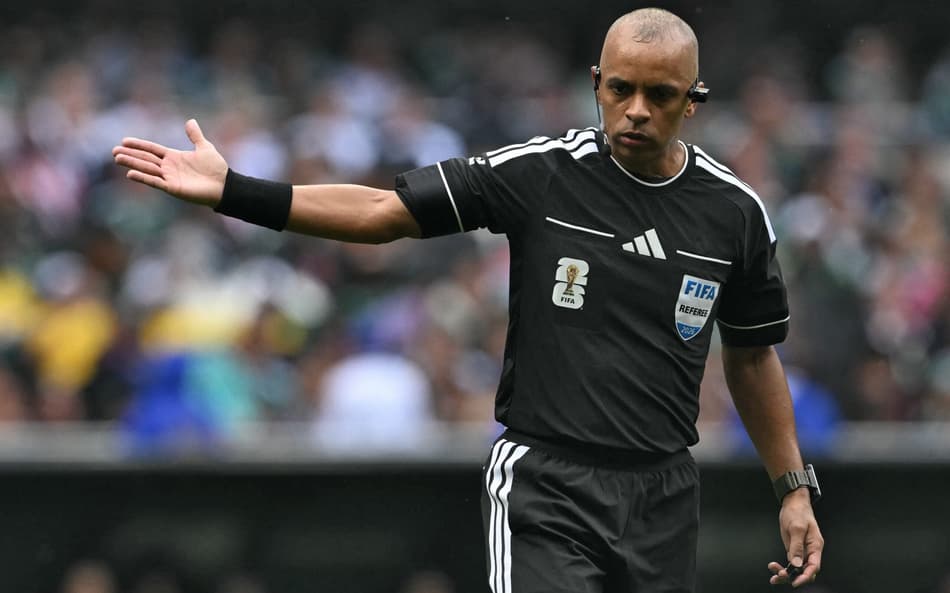 Wilton Pereira Sampaio é o primeiro árbitro brasileiro a comandar abertura de Copa do Mundo (Foto: Yuri CORTEZ / AFP)