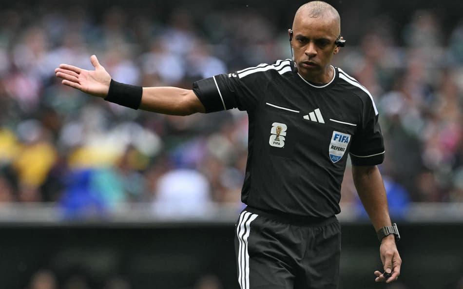 Wilton Pereira Sampaio é o primeiro árbitro brasileiro a comandar abertura de Copa do Mundo (Foto: Yuri CORTEZ / AFP)