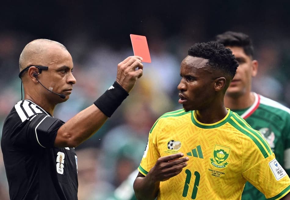 Wilton Pereira Sampaio protagoniza abertura da Copa do Mundo com decisões no VAR (Foto: Yuri Cortez / AFP)
