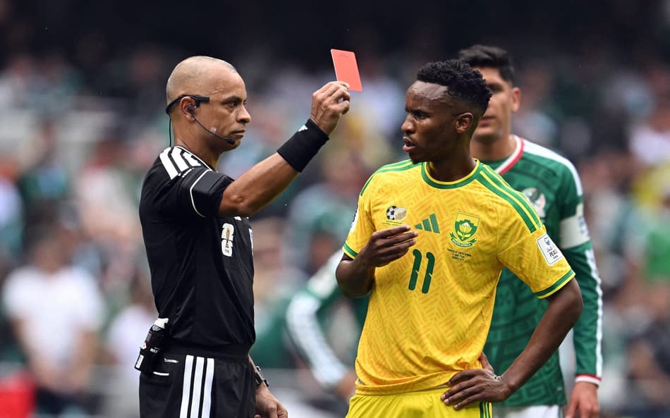 Wilton Pereira Sampaio protagoniza abertura da Copa do Mundo com decisões no VAR (Foto: Yuri Cortez / AFP)