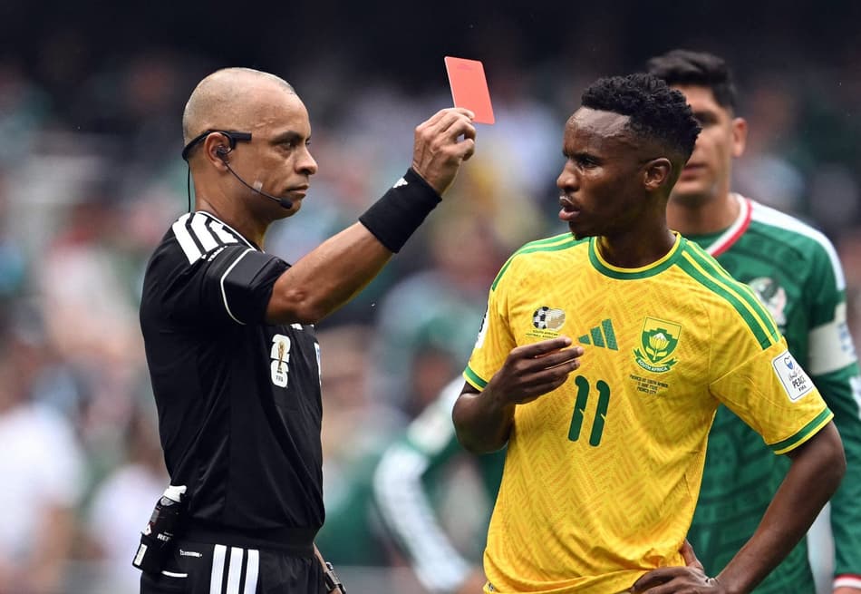 Wilton Pereira Sampaio protagoniza abertura da Copa do Mundo com decisões no VAR (Foto: Yuri Cortez / AFP)