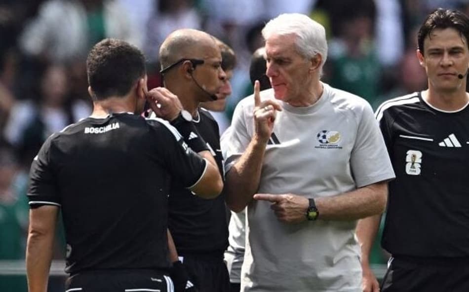 O técnico belga Hugo Broos, da seleção da África do Sul, gesticula com o árbitro brasileiro Wilton Pereira Sampaio (Foto: Yuri CORTEZ / AFP)