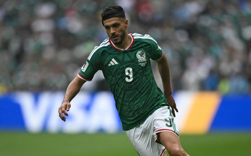 Raúl Jiménez conduz a bola em México x África do Sul pela Copa do Mundo de 2026 (Foto: CARL DE SOUZA / AFP)