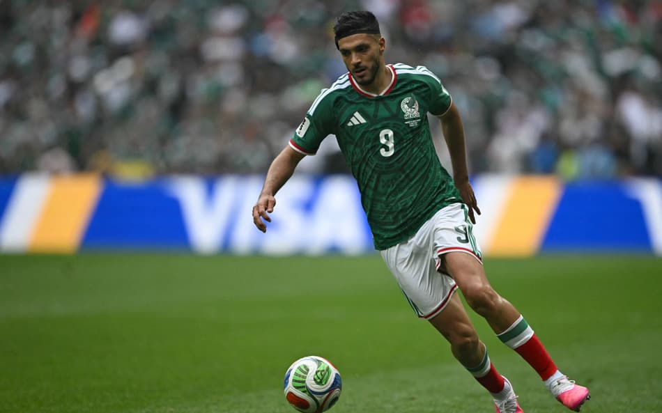 Raúl Jiménez conduz a bola em México x África do Sul pela Copa do Mundo de 2026 (Foto: CARL DE SOUZA / AFP)