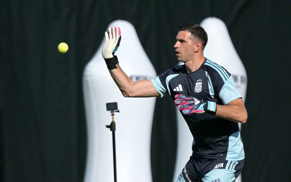 Dibu Martínez no treino da Argentina antes da estreia na Copa do Mundo (Foto: JUAN MABROMATA / AFP)