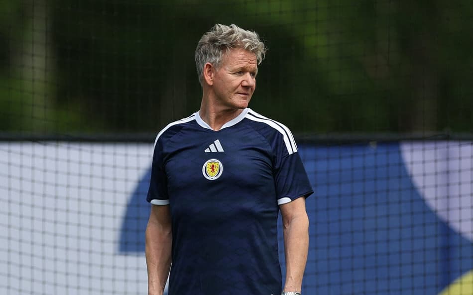 O chef britânico Gordon Ramsay é visto no treino da Escócia, um dia antes da partida contra o Haiti pelo Grupo C da Copa do Mundo da FIFA 2026, no New England Revolution Training Center, em Boston, Massachusetts (Foto: Mattia Ozbot / Getty Images via Afp)