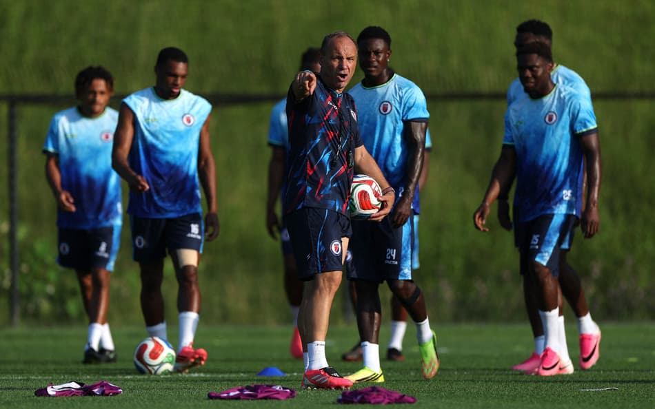 Sébastien Migné comandando a Seleção do Haiti durante treinos em preparação para a Copa do Mundo 2026