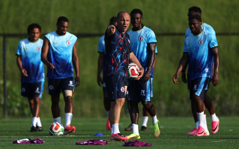 Sébastien Migné comandando a Seleção do Haiti durante treinos em preparação para a Copa do Mundo 2026