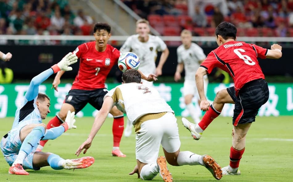 Hwang In-Beom marcou o gol de empate da Coreia do Sul. (Foto: Ulises RUIZ / AFP)