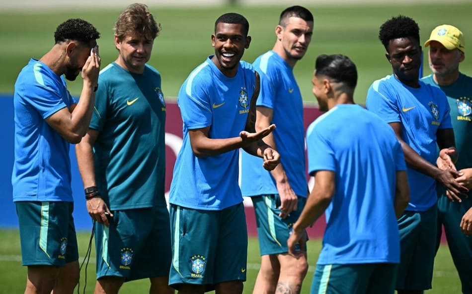 Rayan, ao centro, se diverte em treino da seleção brasileira nesta sexta-feira, em Nova Jersey (Foto: Mauro PIMENTEL / AFP)
