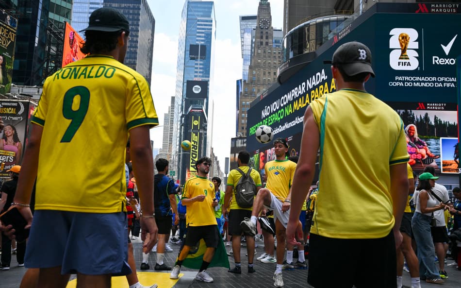 Torcedores do Brasil fazem festa na Times Square antes da estreia da Seleção na Copa do Mundo (Foto: ANGELA WEISS / AFP)