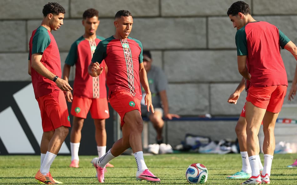 Achraf Hakimi e o atacante marroquino Soufiane Rahimi participam do treino durante a preparação para a Copa do Mundo de 2026 (Foto de Charly Triballeau / AFP)