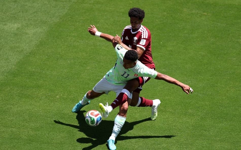 O suíço Dan Ndoye recebe a marcação de Homam Ahmed, do Catar, no empate na estreia na Copa do Mundo (Foto: Fran Santiago/Getty Images/AFP)