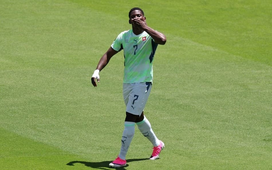 Breel Embolo comemora o gol da Suíça no empate com o Catar (Foto: Fran Santiago/Getty Images/AFP (Photo by Fran Santiago / GETTY IMAGES NORTH AMERICA / Getty Images via AFP)