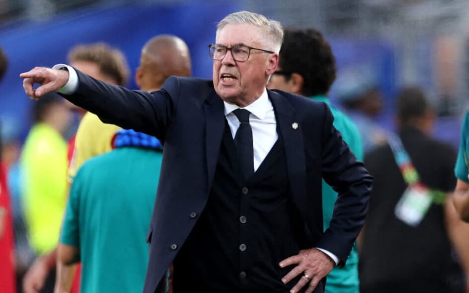 Ancelotti orienta jogadores do Brasil à beira do gramado na estreia da Copa do Mundo (Foto: DARRIAN TRAYNOR / GETTY IMAGES NORTH AMERICA / GETTY IMAGES)